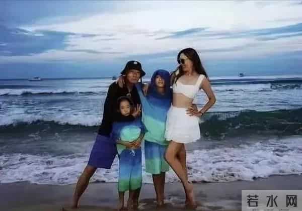 58岁陈小春带妻迪拜旅游，小16岁娇妻应采儿逆龄如少女！