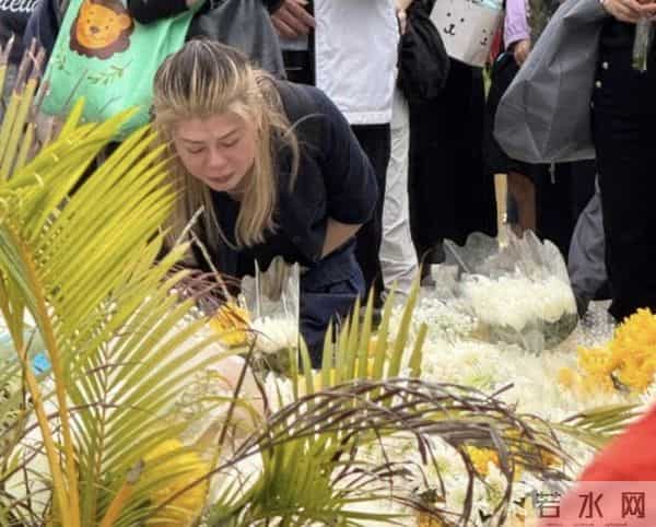 60岁TVB艺人向遇难者献花,情绪激动哭不停,陈淑兰在杭州做法事