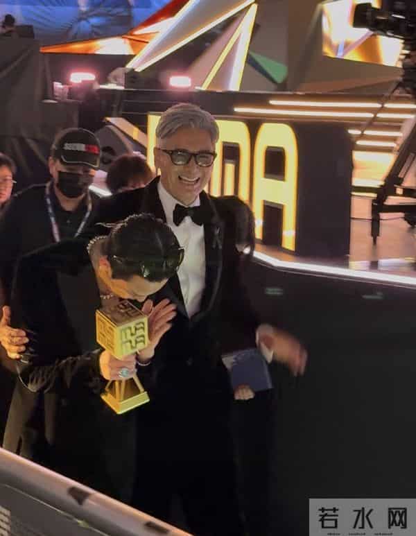 权志龙晒与周润发夫妇合照,林建岳及小女友也在,李洙赫帅得突出