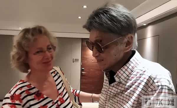 2018年，我国著名主持人赴瑞士安乐死，笑着举杯：需要1口闷吗？