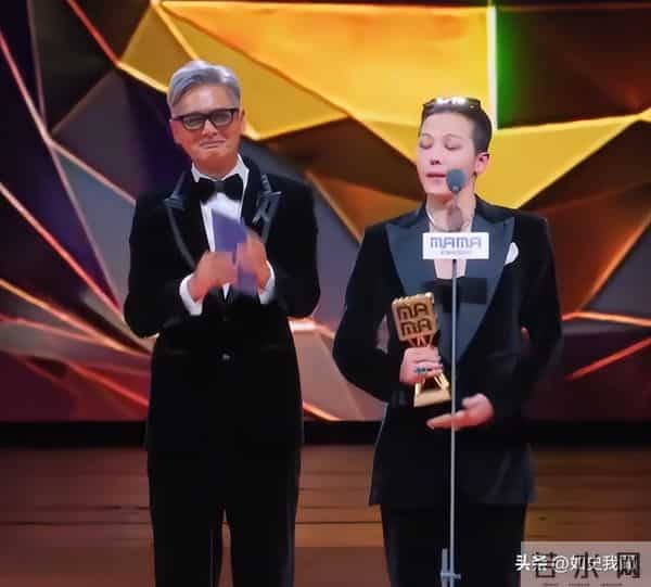 一场颁奖典礼，人情冷暖、江湖地位，在周润发身上体现得淋漓尽致