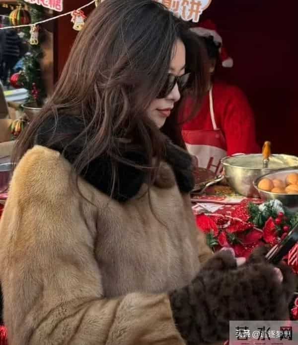 朱珠一家三口北京逛圣诞集市 朱珠挤开老公真相大白 两口子笑翻网友