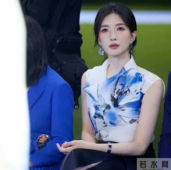 39岁江疏影近况曝光，嘴歪脸僵、膀大腰圆，身材发福胖到认不出