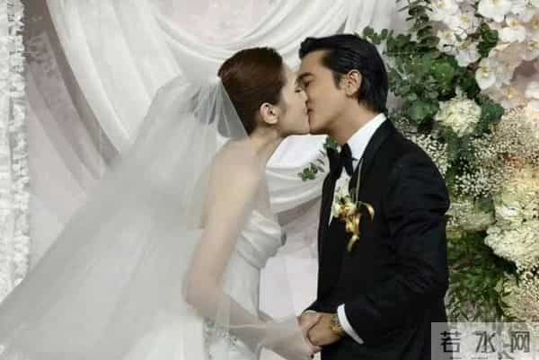 林心如在邱泽许玮甯婚礼光脚跳舞,下台后获霍建华亲吻,太恩爱了