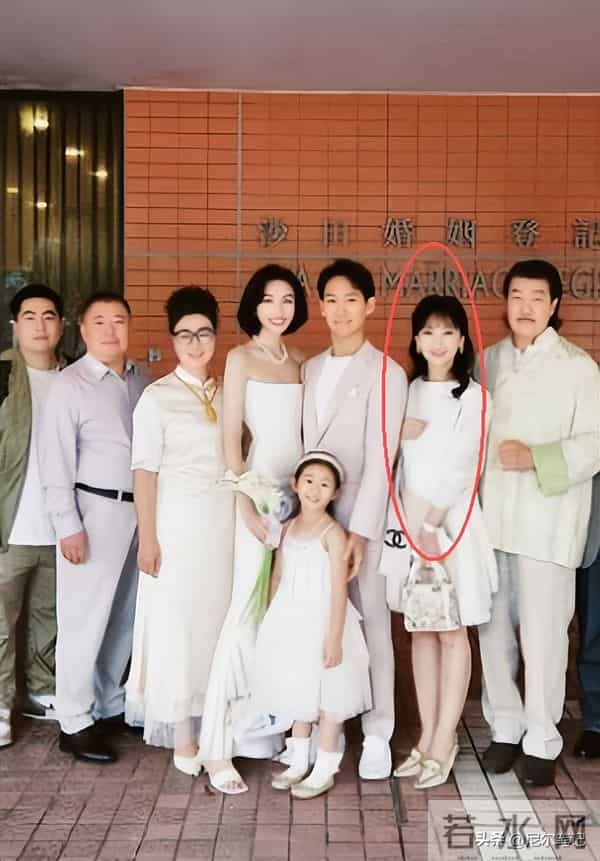 看了赵雅芝全家福，再看拼命赚钱的叶童，才知两人的差距早已明显