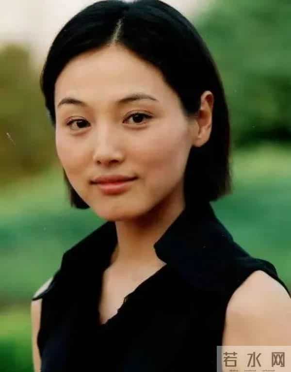 演员张延和丈夫的一张合影,她也老了,已不再是年轻时候的模样了