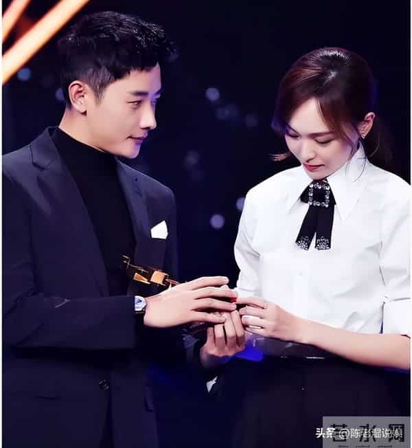 夫妻就是同林鸟，看到罗晋唐嫣并肩前行，才知什么是恩爱夫妻