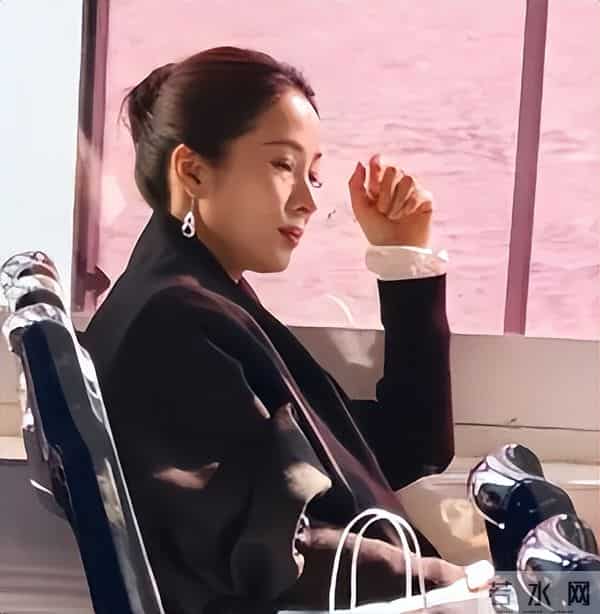 江一燕温州街头被偶遇,穿短裙腿被冻到黑紫,脸馒化到差点认不出