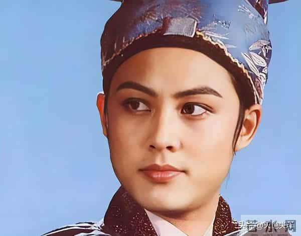 他是红楼第一美男，今62岁享受天伦，住豪宅被家里仨女的“拿捏”