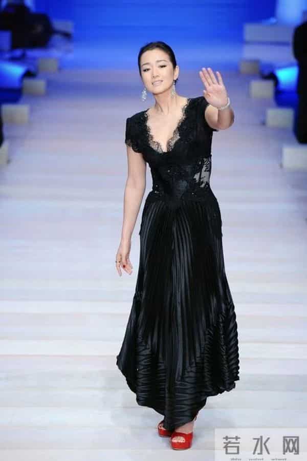 59岁巩俐现状令人感慨，白发皱纹显苍老，给“丁克”们提了个醒