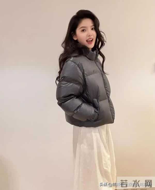 章若楠私服造型真随性!穿灰色短款羽绒服+白色阔腿裤 简约又时髦
