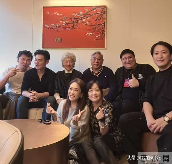 严屹宽夫妇回上戏母校，杜若溪和同学一起吃盒饭，王冠薛佳凝都在