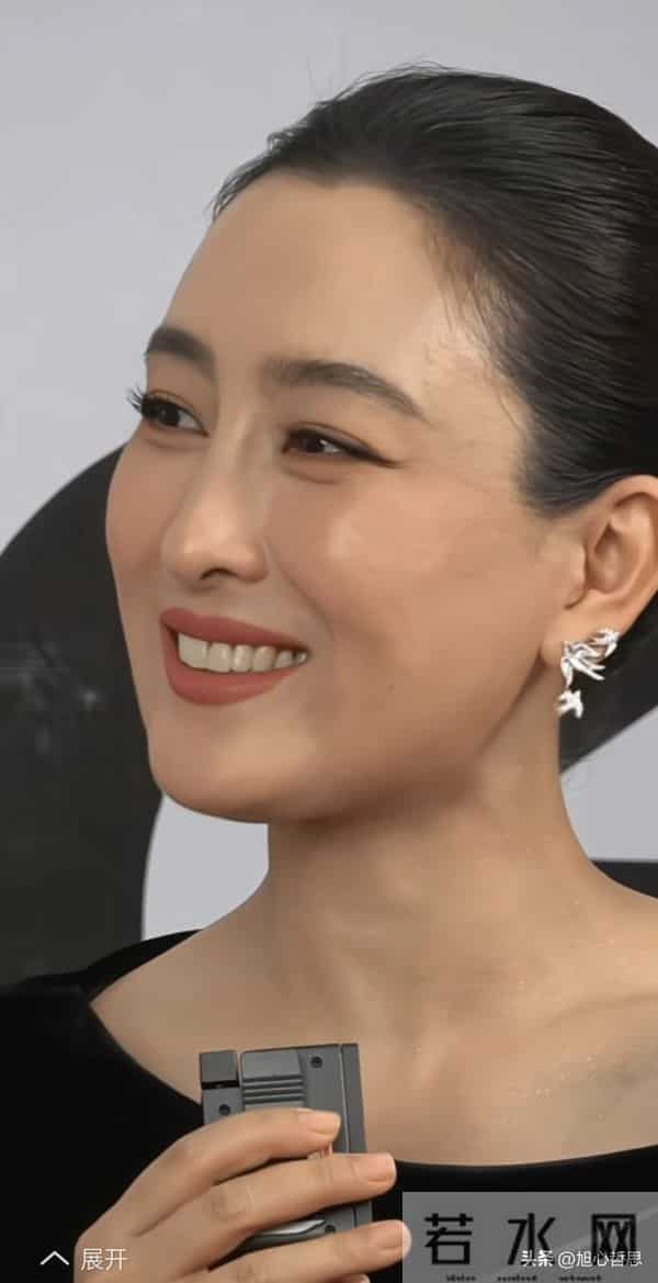 马苏的近距离素颜照,真的非常的耐看,整个娱乐圈很难在有这样的