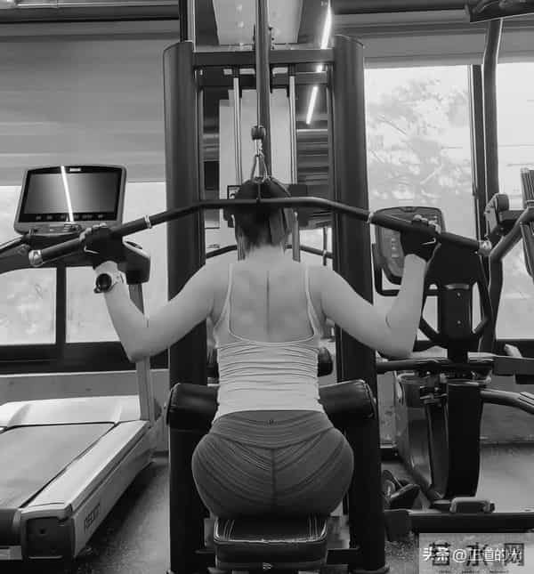 43岁孙艺珍晒撸铁照 腰臀比0.5 狂练背 爱穿露背礼服 身材好但脸很垮