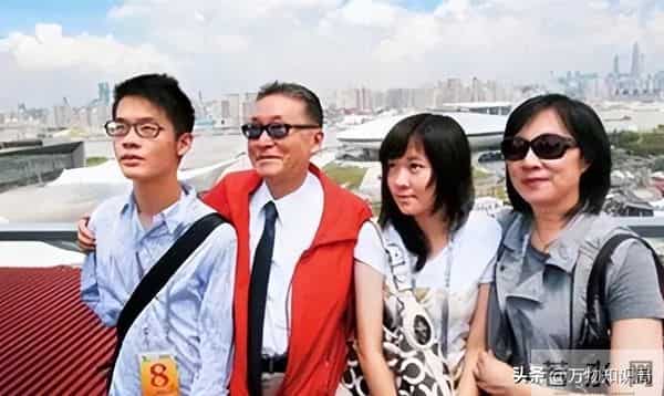 1992年，李敖与王小屯新婚留影，两人相差30岁，气质不输胡因梦