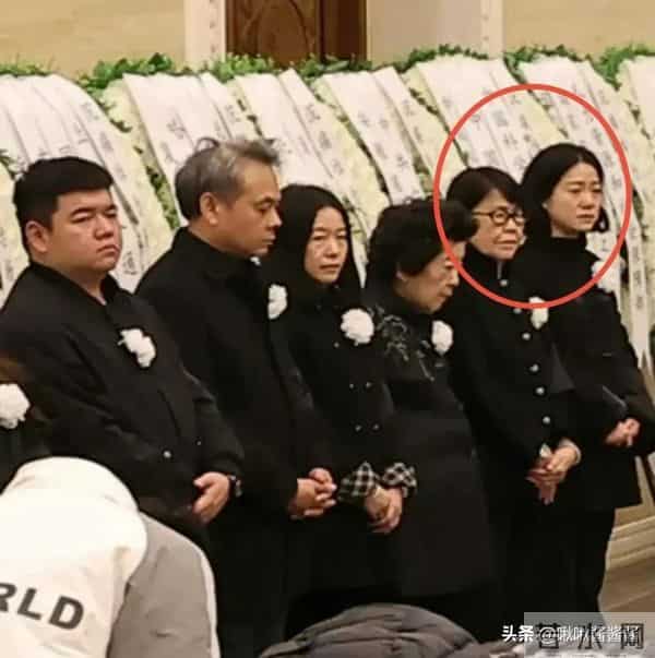 翁帆现状曝光，和母亲一起看展状态好，杨振宁的安排是对的