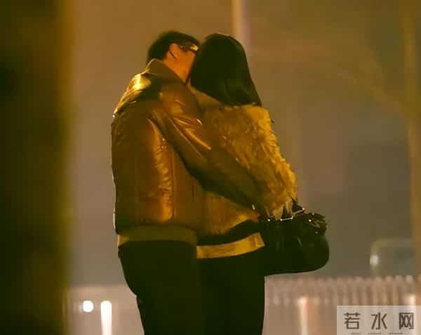 朱珠一家德国逛街，穿貂皮臃肿显土气，挤兑老公被网友怒喷