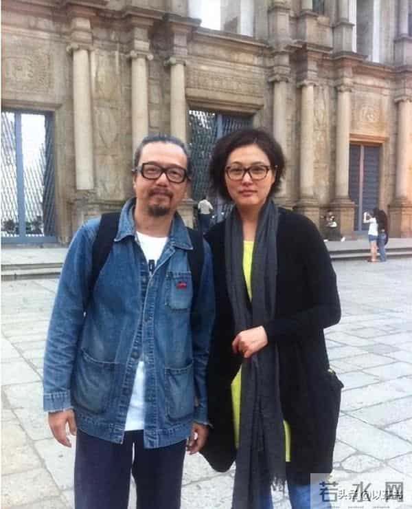 55岁张延依然优雅,父亲早逝最疼爱妈妈,和丈夫分居两地感情不变