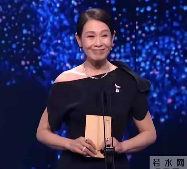 56岁刘若英变样：高龄生子断崖式衰老，脸干瘪像老太太，状态堪忧