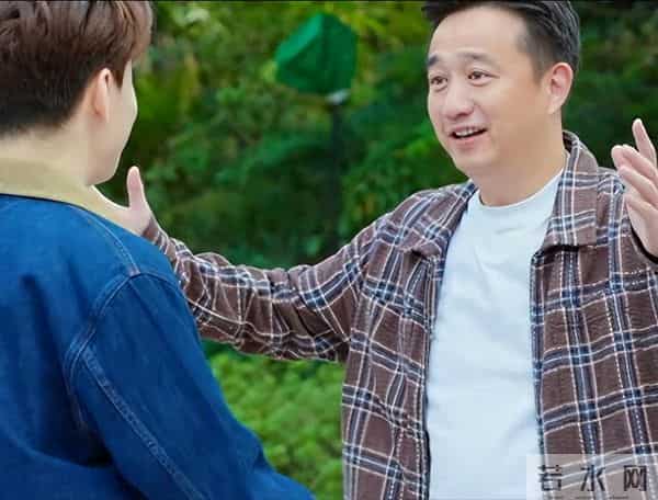 黄磊挥泪告别《向往的生活》，何炅陪伴在侧，张艺兴四人鞠躬致敬