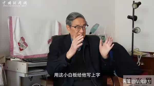 杨振宁走后,翁帆首次露面,妈妈陪同看展览,两人有说有笑状态好