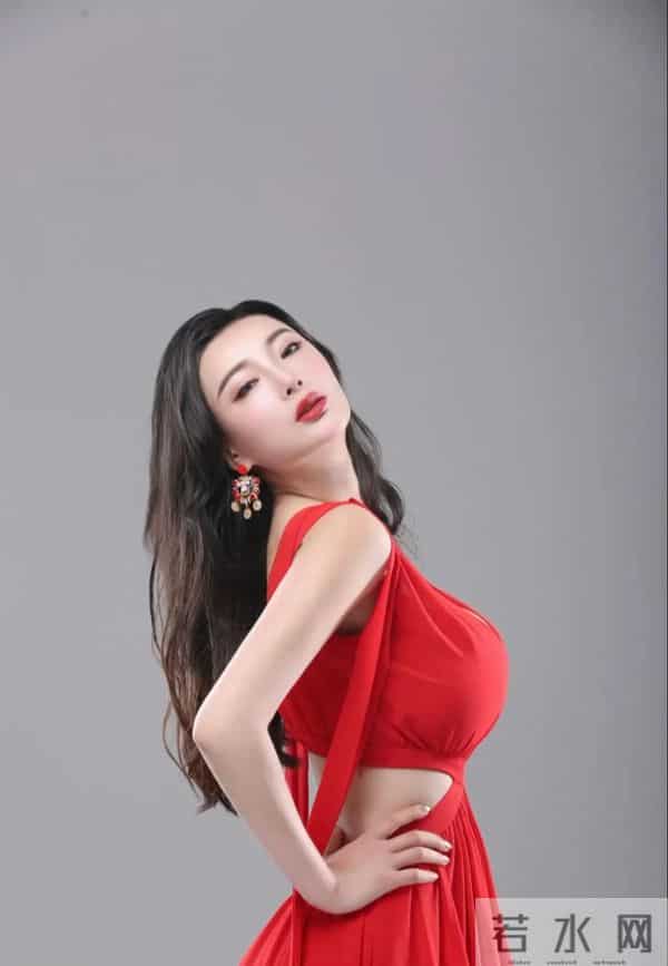王李丹妮-身材丰腴，一袭红裙韵味十足，不愧被称为“山中女神”