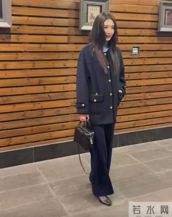 上戏80周年大合影，金世佳有少年感，陈赫靠边坐，王传君稳居C位