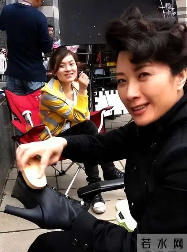 权色交易、陪睡上位，她压根不沾边，简直是娱圈的一股“清流”