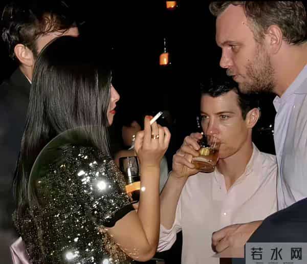 谁还没有疯狂过呢!朱珠早年国外旧照被扒,女神与国内完全两样