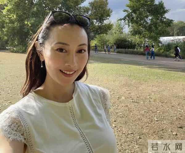 香港知名女星否认隆胸,身材从小就丰满,曝有多位富豪开价包养