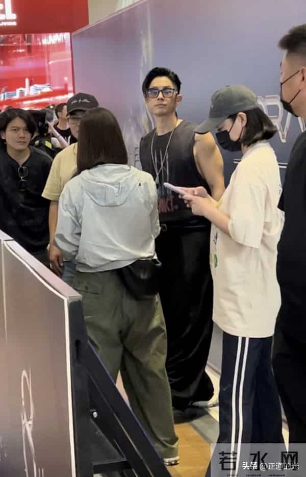 吴建豪体脂率不到10 脸上仅剩一层皮变巴掌脸 冬天只穿吊带背心出门