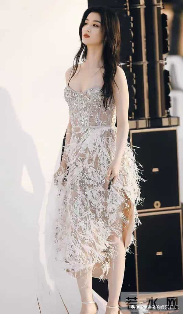 谁看了不心动?王楚然这身“行走的光”,美到挪不开眼!