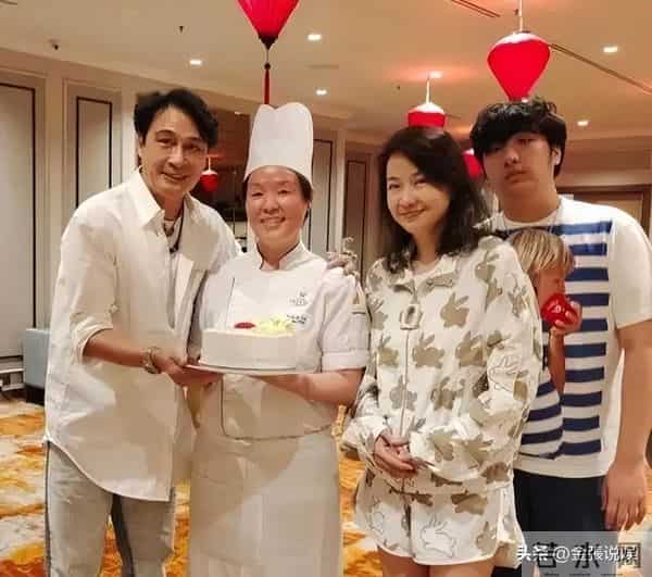 嫁给吴镇宇23年没做过饭，53岁仍似少女，她堪称最美的女星