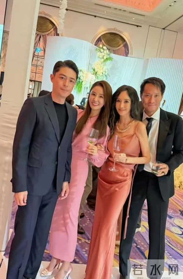 林心如在邱泽许玮甯婚礼光脚跳舞，下台后获霍建华亲吻，太恩爱了