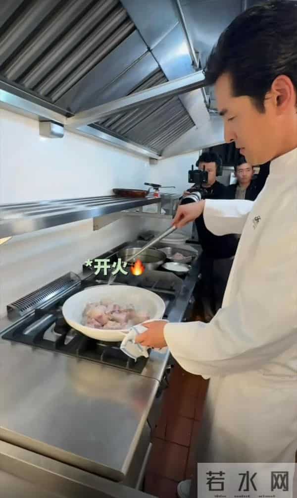 胡歌厨艺不错，亲自为田朴珺做红烧肉，自曝女儿爱吃蛋糕这一类