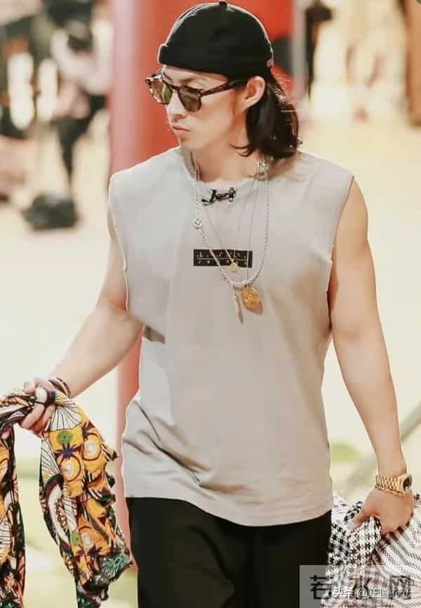 吴建豪体脂率不到10 脸上仅剩一层皮变巴掌脸 冬天只穿吊带背心出门