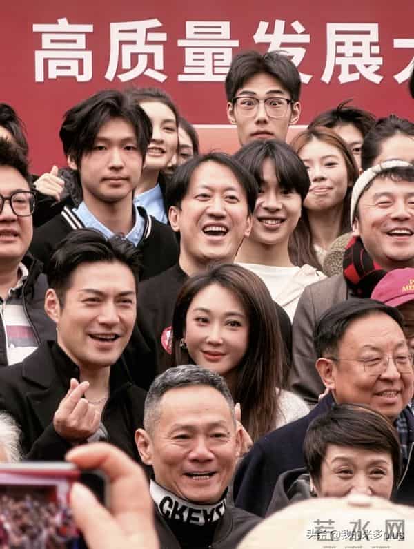 严屹宽夫妇回上戏母校，杜若溪和同学一起吃盒饭，王冠薛佳凝都在