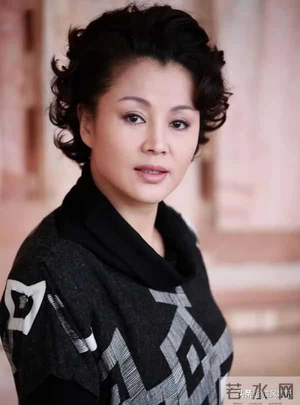 19岁嫁豪门,20岁生儿子,月子没坐完就逃离豪门,如今过得如何了