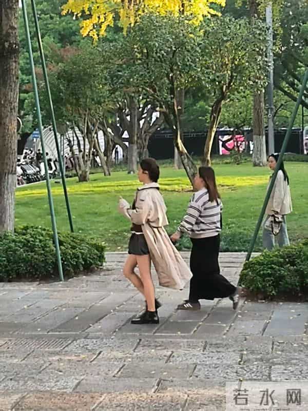 江一燕温州街头被偶遇,穿短裙腿被冻到黑紫,脸馒化到差点认不出