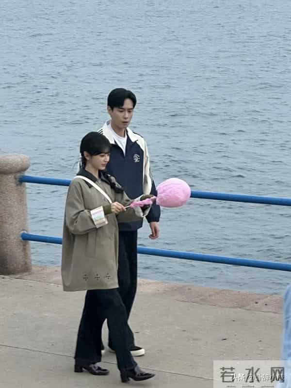 田曦薇胡一天青岛被偶遇，俩人手拿棉花糖好甜，小田这长相太顶了