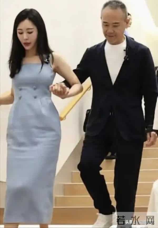 74岁王石断崖式衰老,44岁田朴珺登千米雪山,30岁年龄差藏不住了