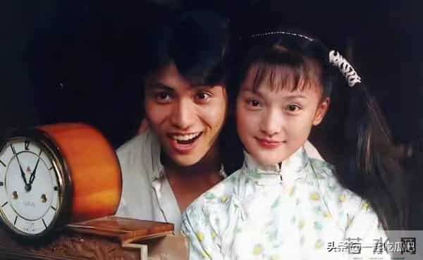 49岁陈坤现状让人心酸，脸垮戴假发，又瘦又黑，独自养娃断崖衰老