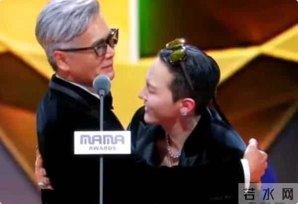 当70岁周润发与37岁权志龙站一起，我才彻底明白，什么叫相由心生