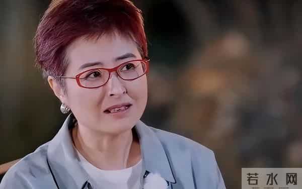 她曾是央视一枝花，低调嫁大18岁李铁为妻，如今52岁已满头白发