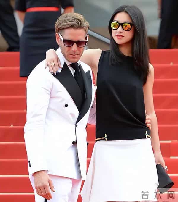 朱珠一家德国逛街，穿貂皮臃肿显土气，挤兑老公被网友怒喷