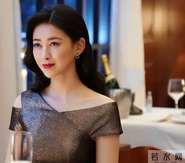 朱珠一家德国逛街，穿貂皮臃肿显土气，挤兑老公被网友怒喷