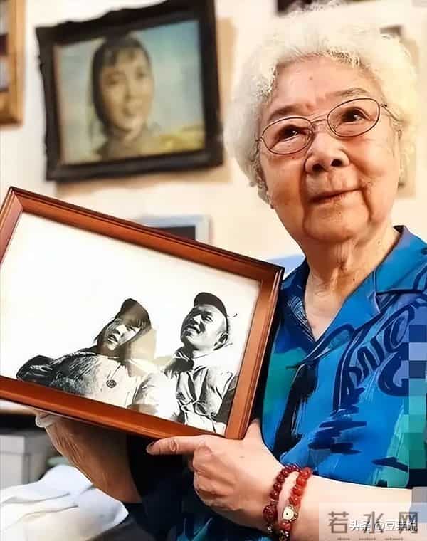 97岁田华现状曝光，和小孙子相依为命，住破旧老房子，日子清贫