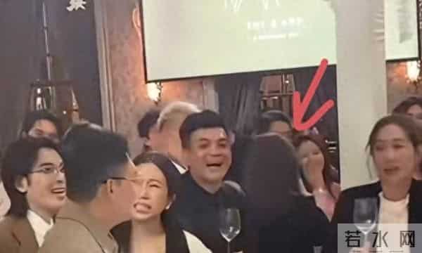 林心如在邱泽许玮甯婚礼光脚跳舞，下台后获霍建华亲吻，太恩爱了