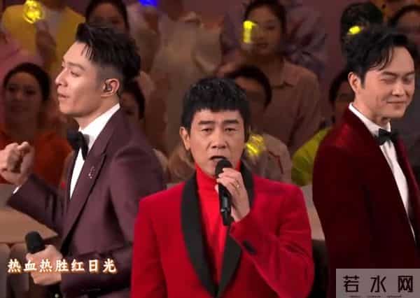 应采儿带娃出通告,素颜肿胀但满脸自豪,儿子后台背稿累到瘫桌上