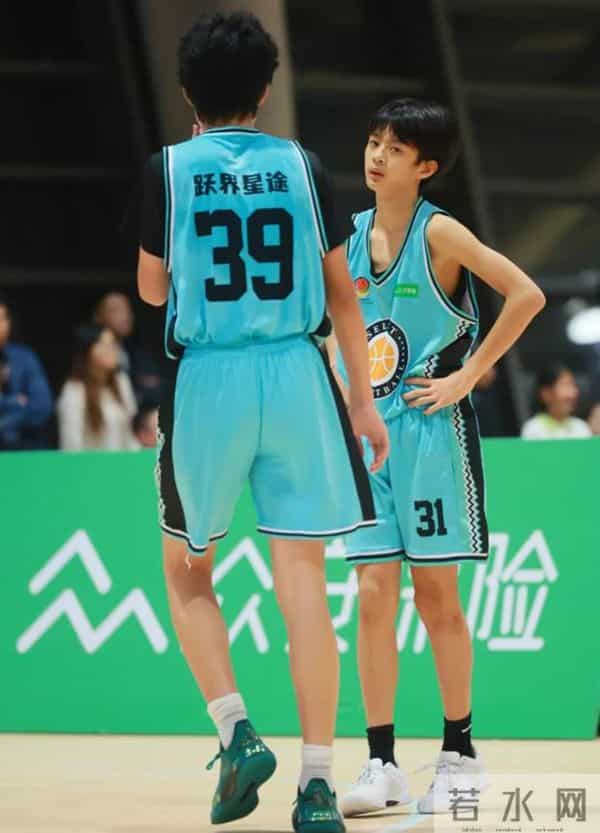 邓超儿子真实身高曝光,174个头还没100斤,为打篮球腿上好多伤